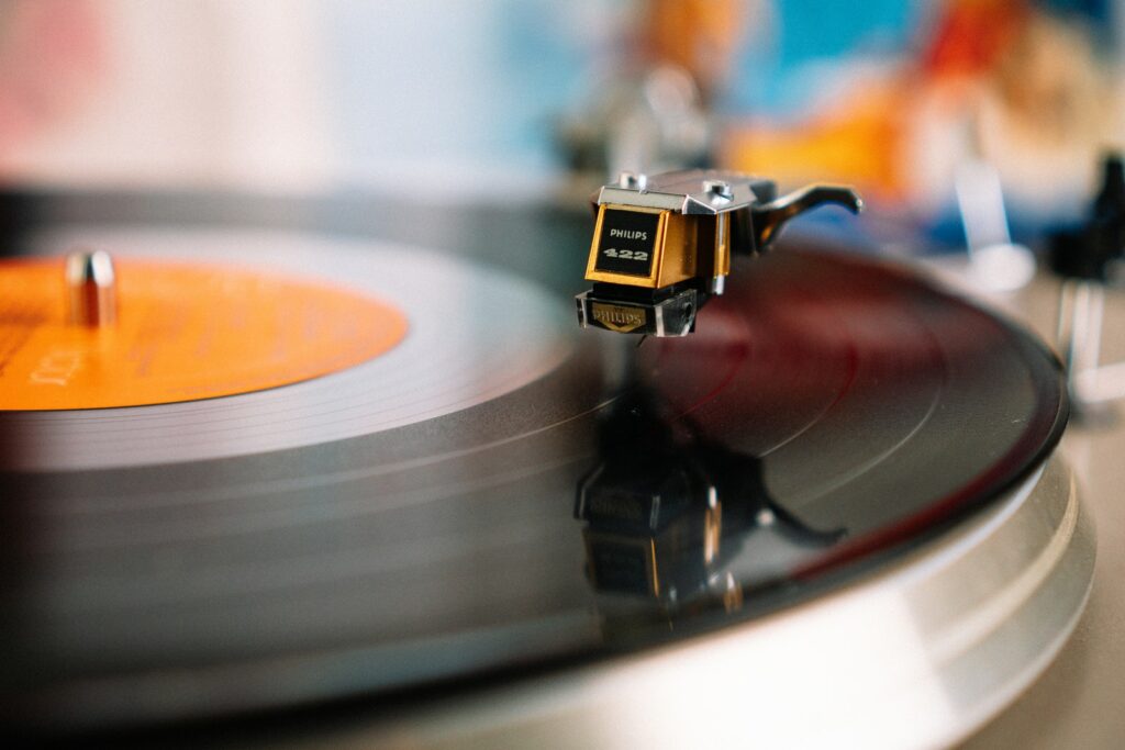 Platine rétro jouant un disque vinyle dans le salon