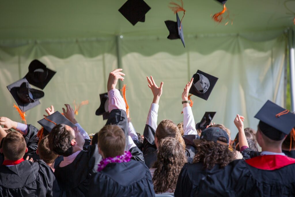 Photographie de personnes recevant leur diplôme
