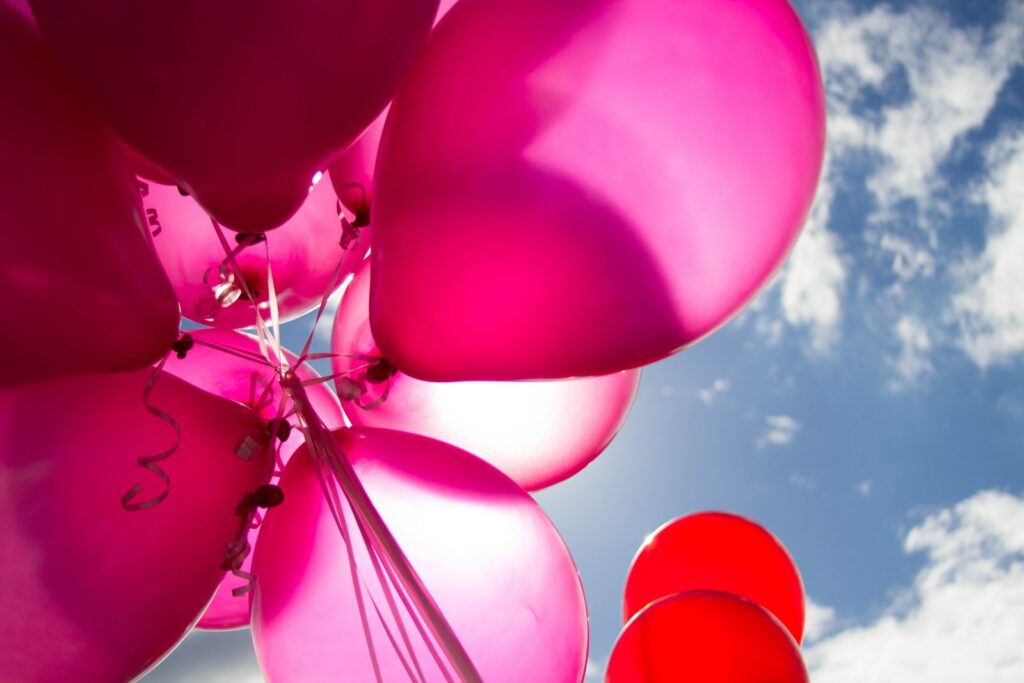 Ballons roses et rouges en journée