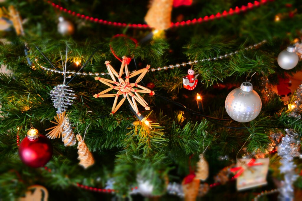 Nahaufnahme von Weihnachtsschmuck am Baum hängend