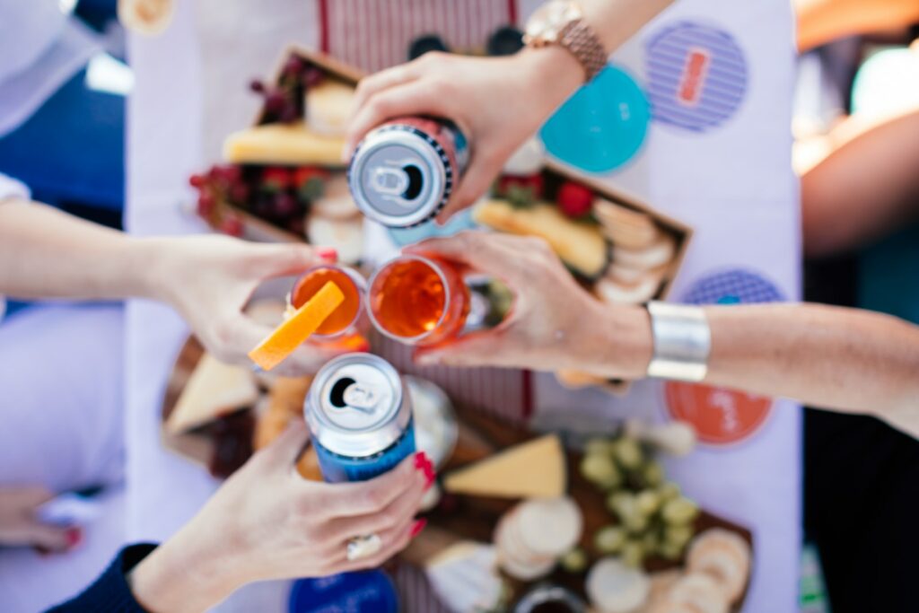 Des personnes en train de boire des verres sur une table