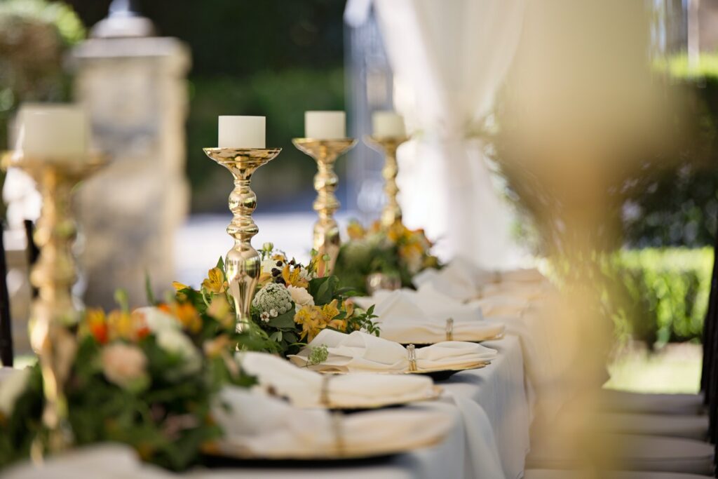 Messa a fuoco selettiva dei candelieri sul tavolo con l'allestimento del matrimonio