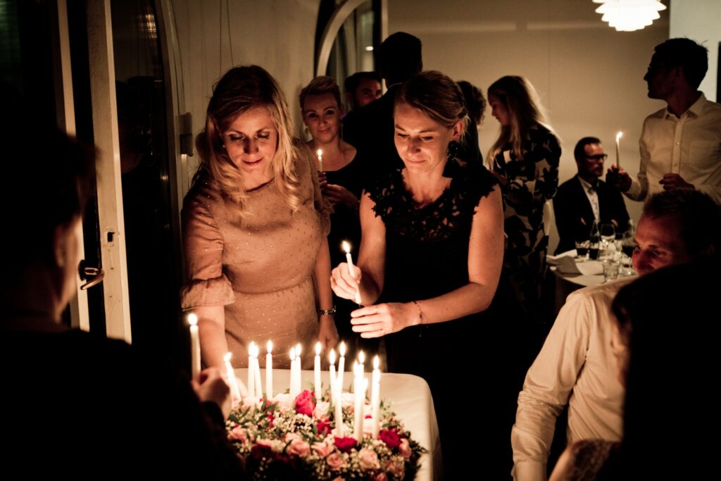 Zwei Frauen halten Kerzen