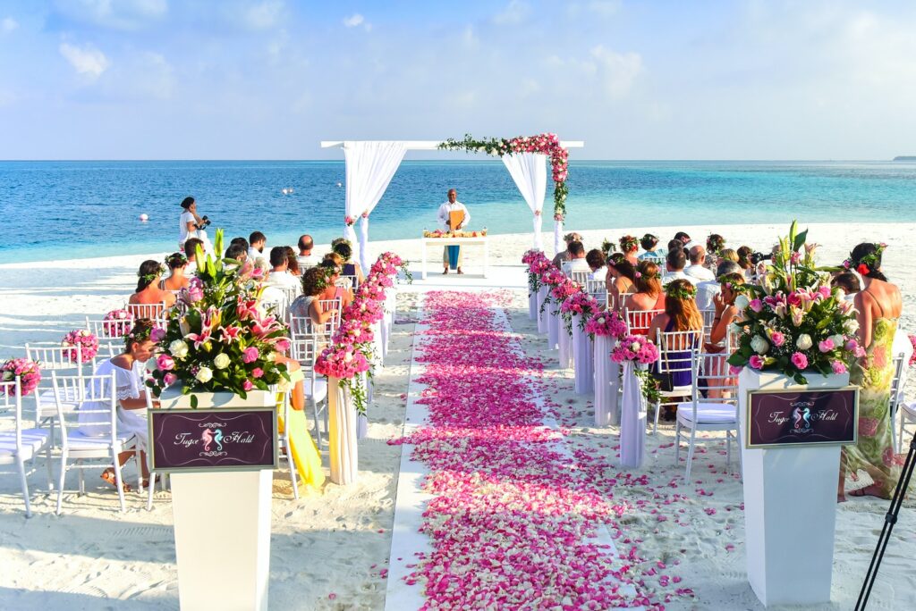 Cérémonie de mariage sur la plage pendant la journée