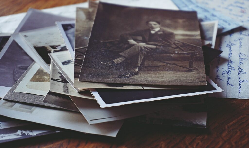 Homme assis sur une chaise noire Photo en niveaux de gris