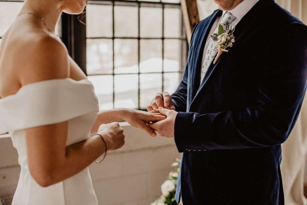 Mujer y hombre cogidos de la mano