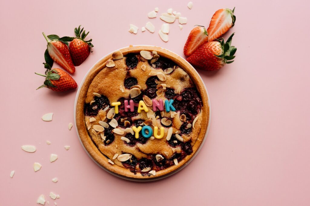 Comida con letras encima en una superficie rosa