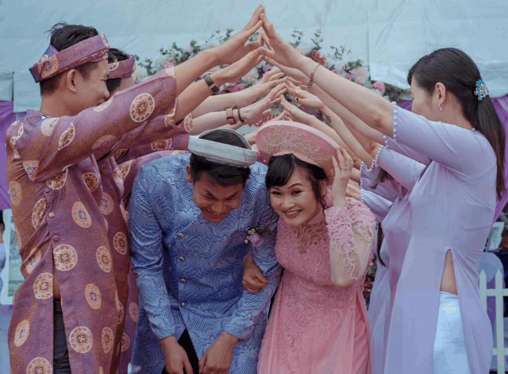 Una pareja de novios que se casan en una ceremonia tradicional
