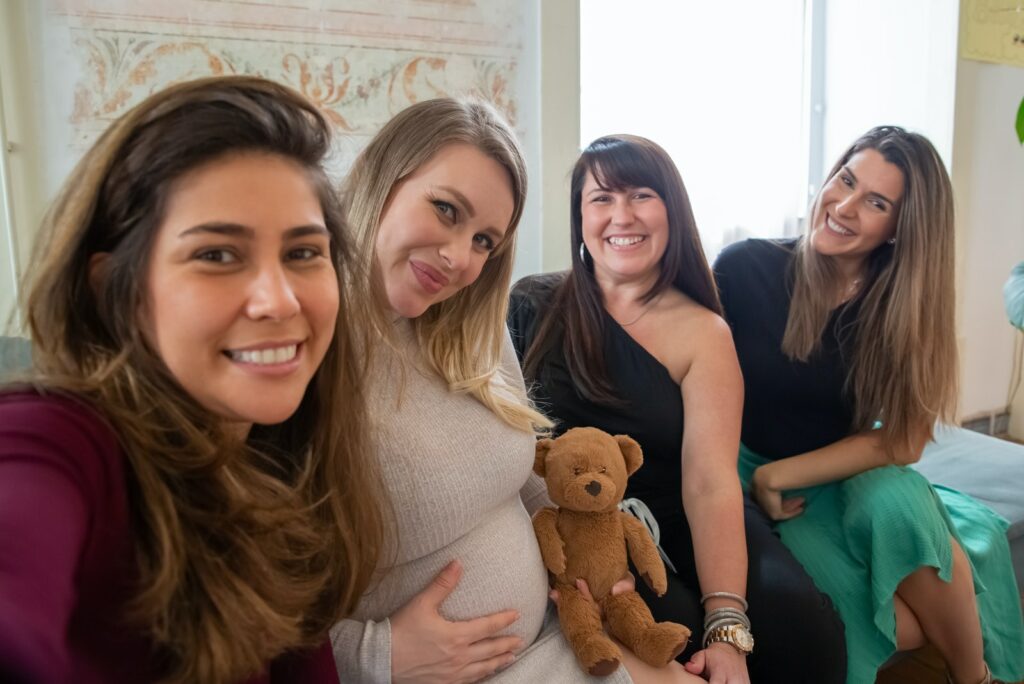 Femmes souriantes regardant la caméra