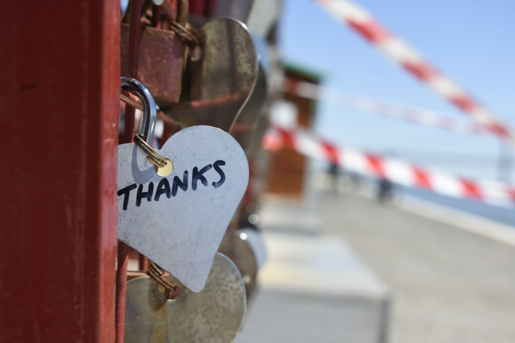 Puente de cerradura de corazón plateado