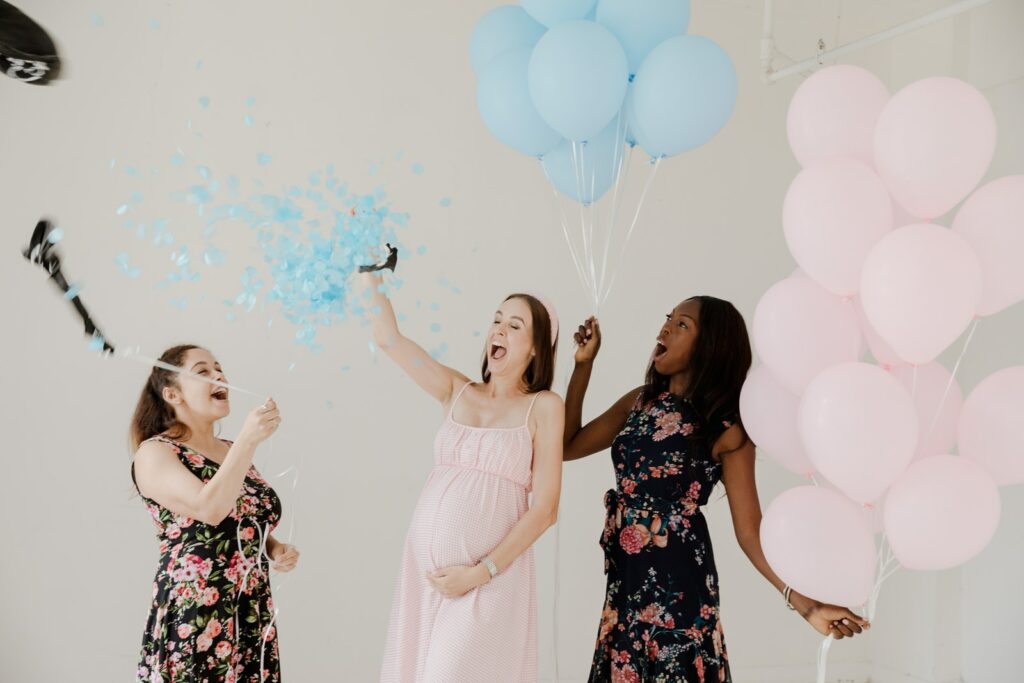 Mulheres celebrando o banho do bebê