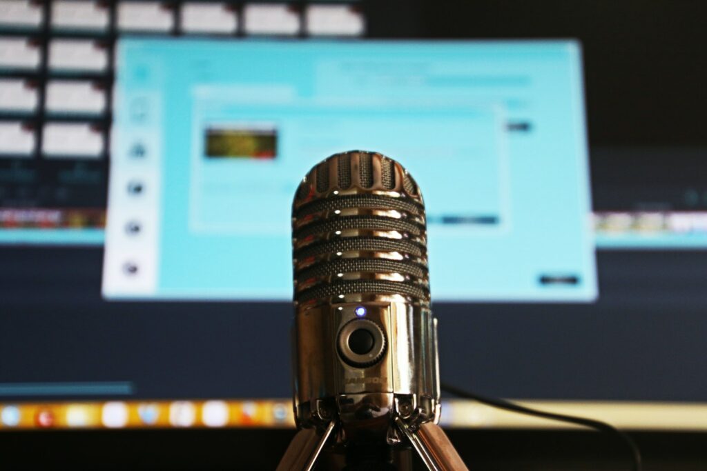 Photographie sélective d'un microphone à condensateur en acier inoxydable gris