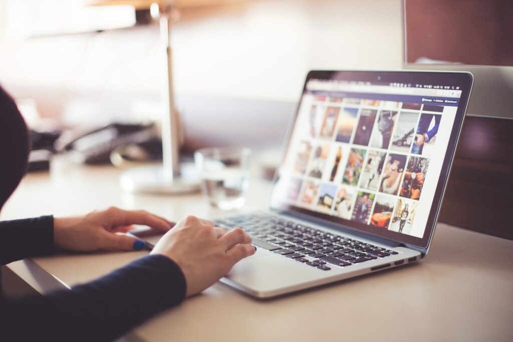 Personne utilisant un ordinateur portable pendant la journée