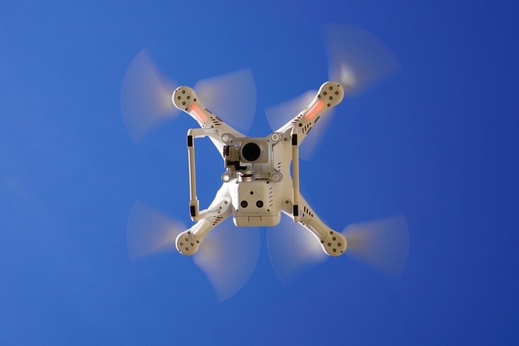 Photographie en contre-plongée d'un drone