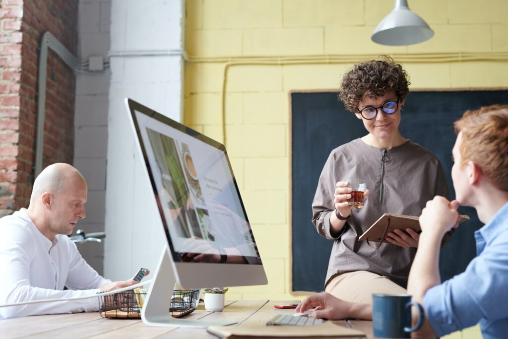 Mann mit blauem Kragen verwendet Imac in Innenräumen