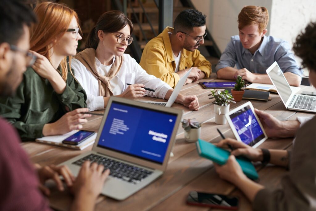 Foto von Menschen lehnt sich auf Holztisch