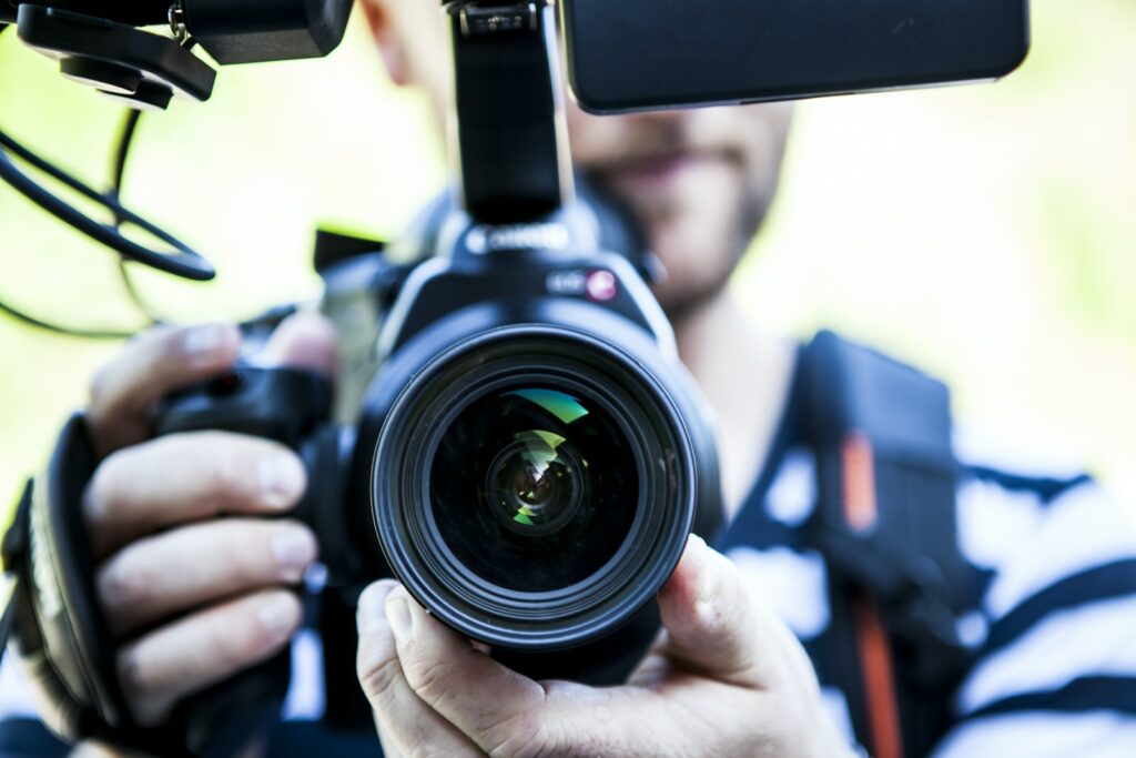 Personne tenant un appareil photo Dslr Canon Photo en gros plan