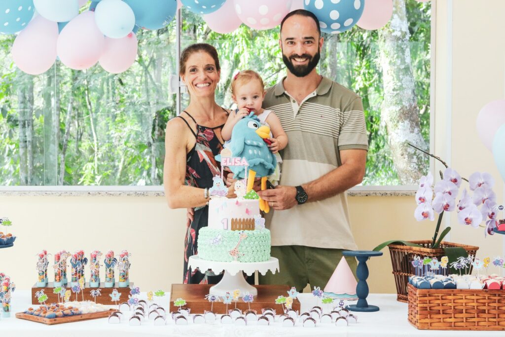 Uomo e donna che tengono in braccio un bambino