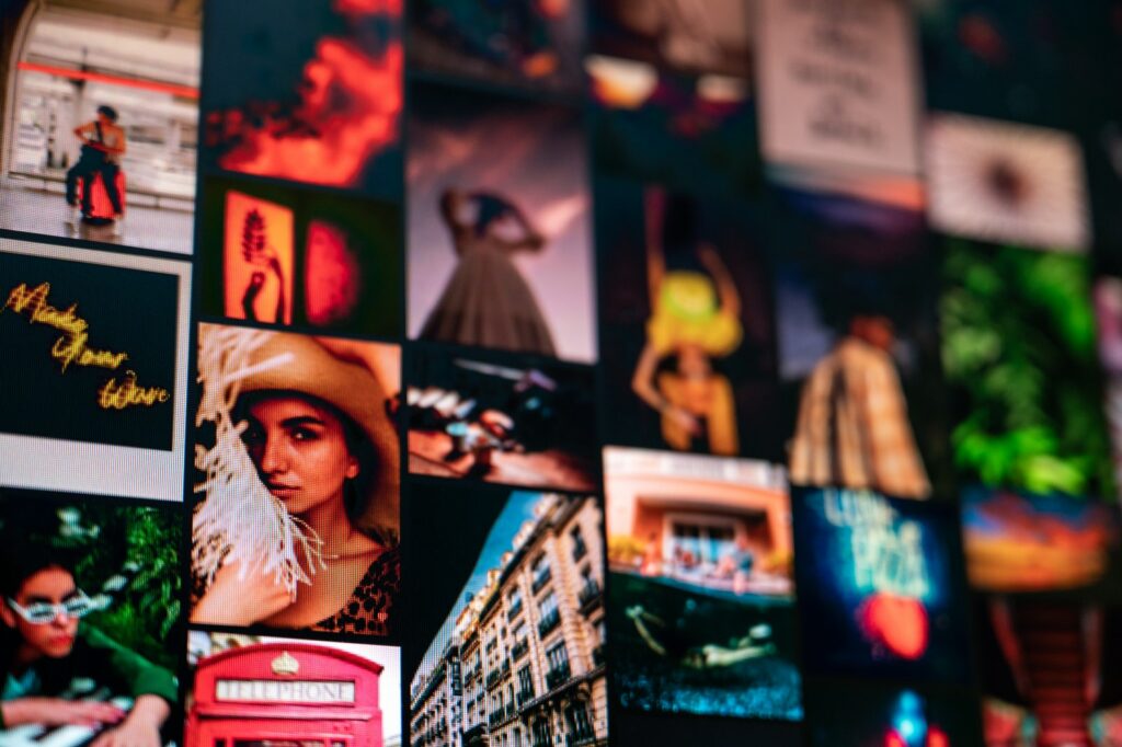 Sammlung von bunten Fotocollagen an der Wand zu Hause