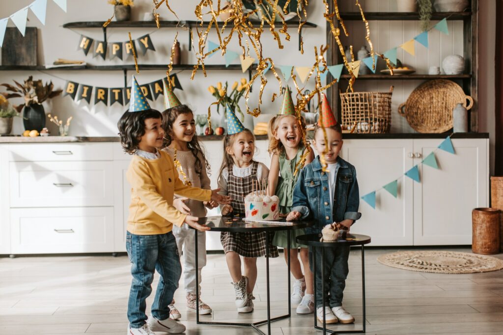 Bambini con il cappello da festa che si divertono