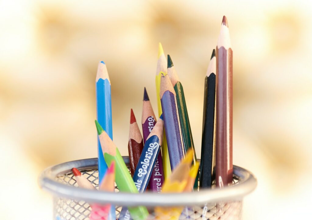 Fotografie mit geringer Schärfe von Bleistiften auf einer Schreibtischablage