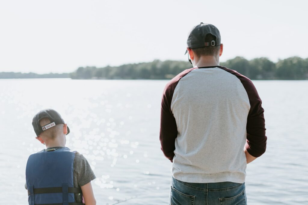 homem e menino pescando na água