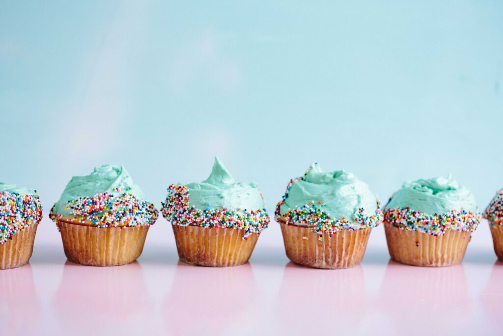 seis cupcakes de gelado de marmelada com polvilhados