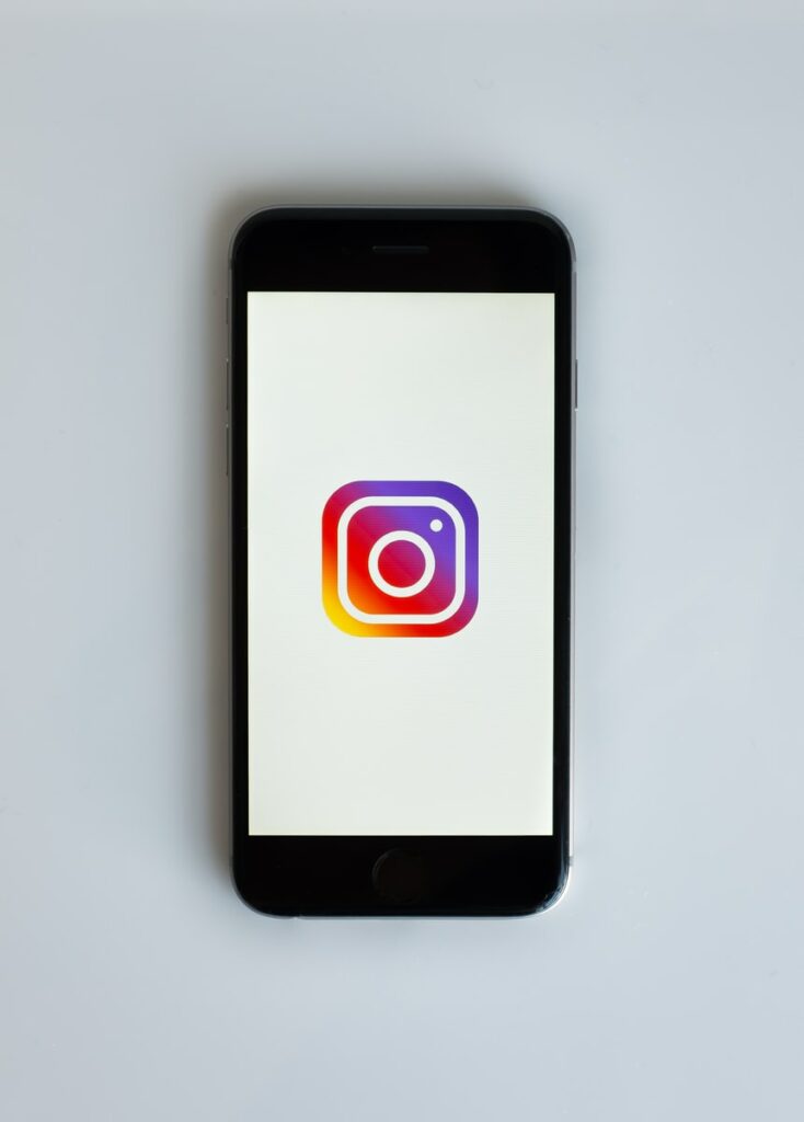 Instagramのアイコンを表示するスマートフォン