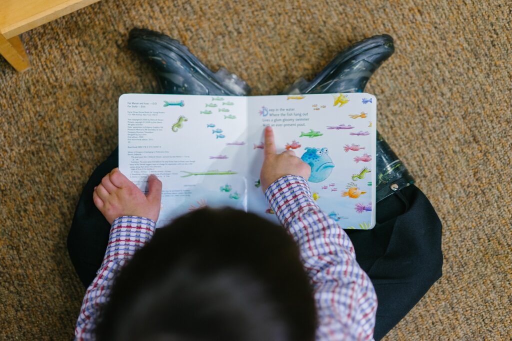 Photo d'un garçon lisant un livre