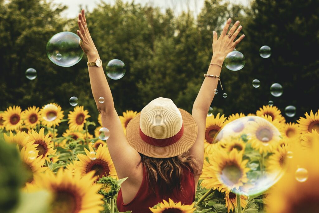 Femme entourée de tournesols