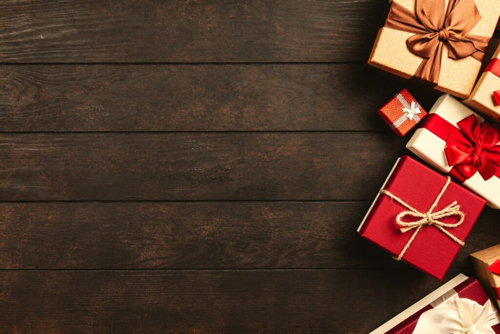 Красные, белые и коричневые подарочные коробки