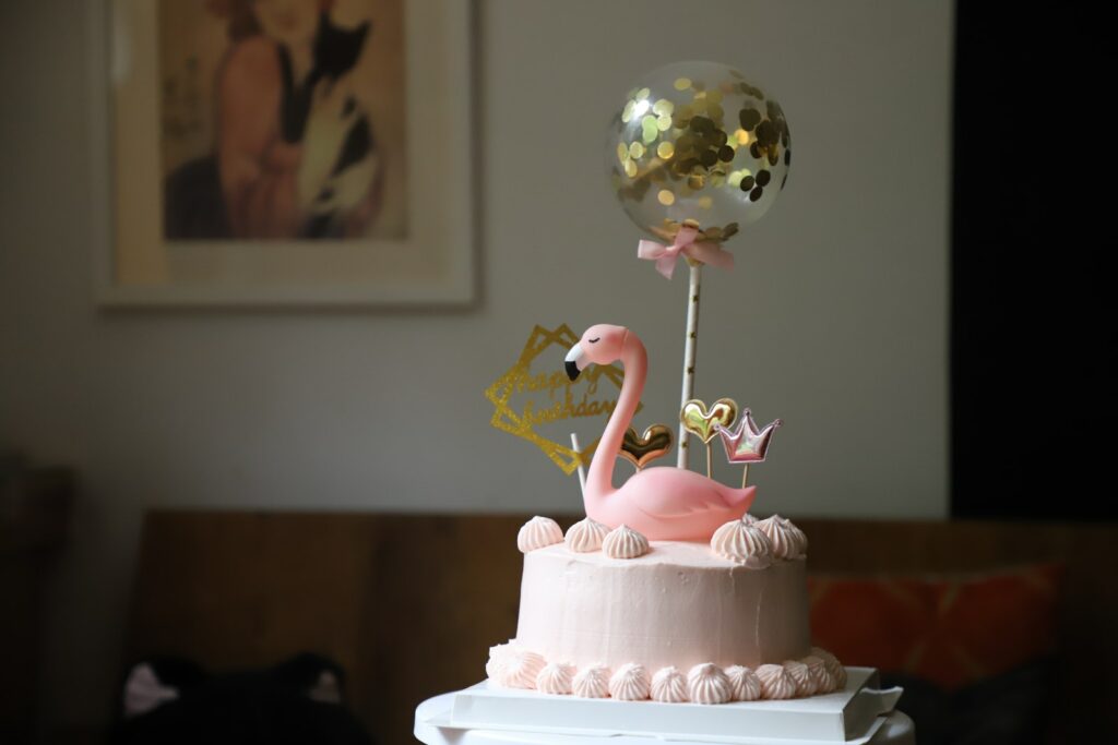Flamenco rosa sobre una tarta