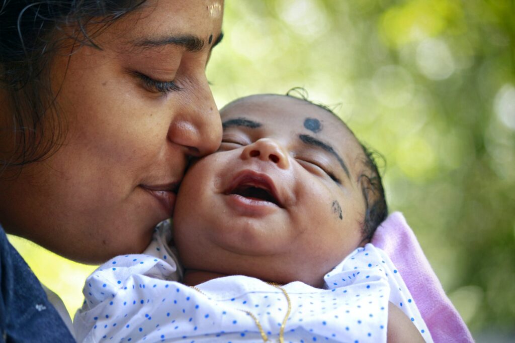 Bebeğini Öpen Annenin Yakın Plan Fotoğrafı