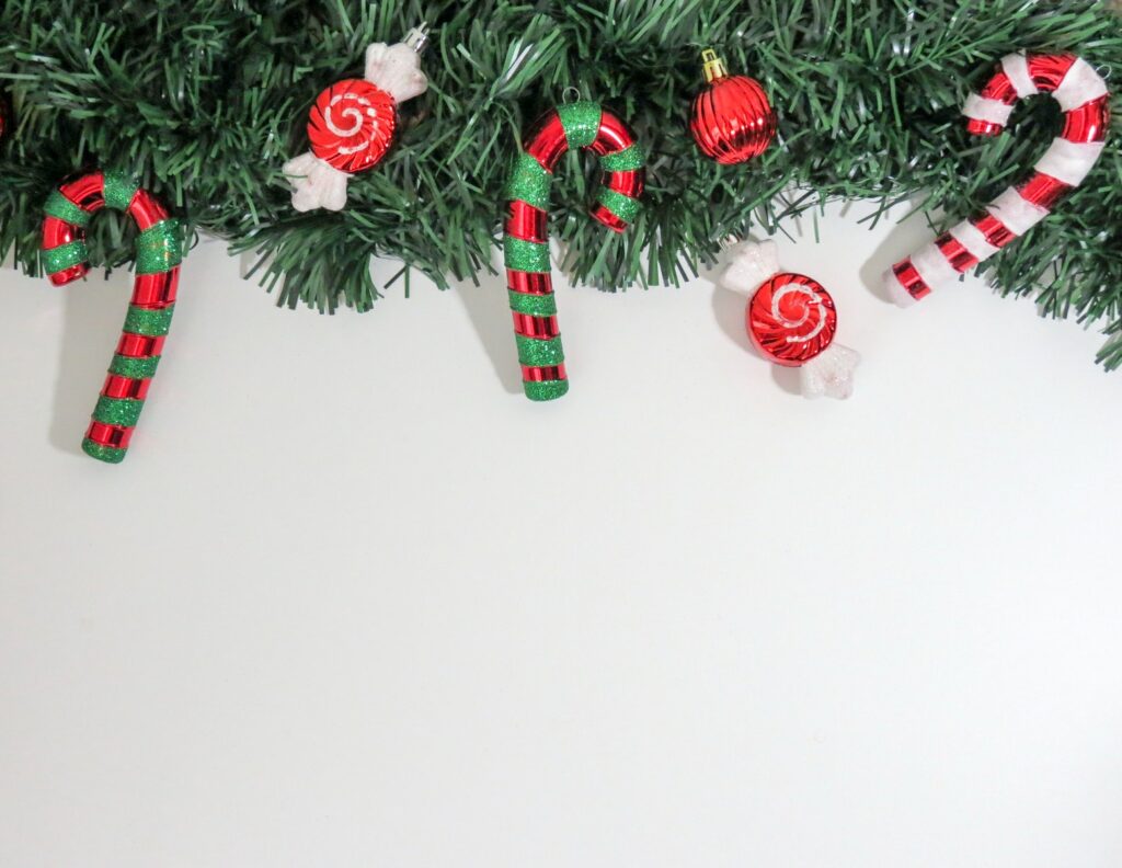 Grande plano das decorações de Natal penduradas na árvore
