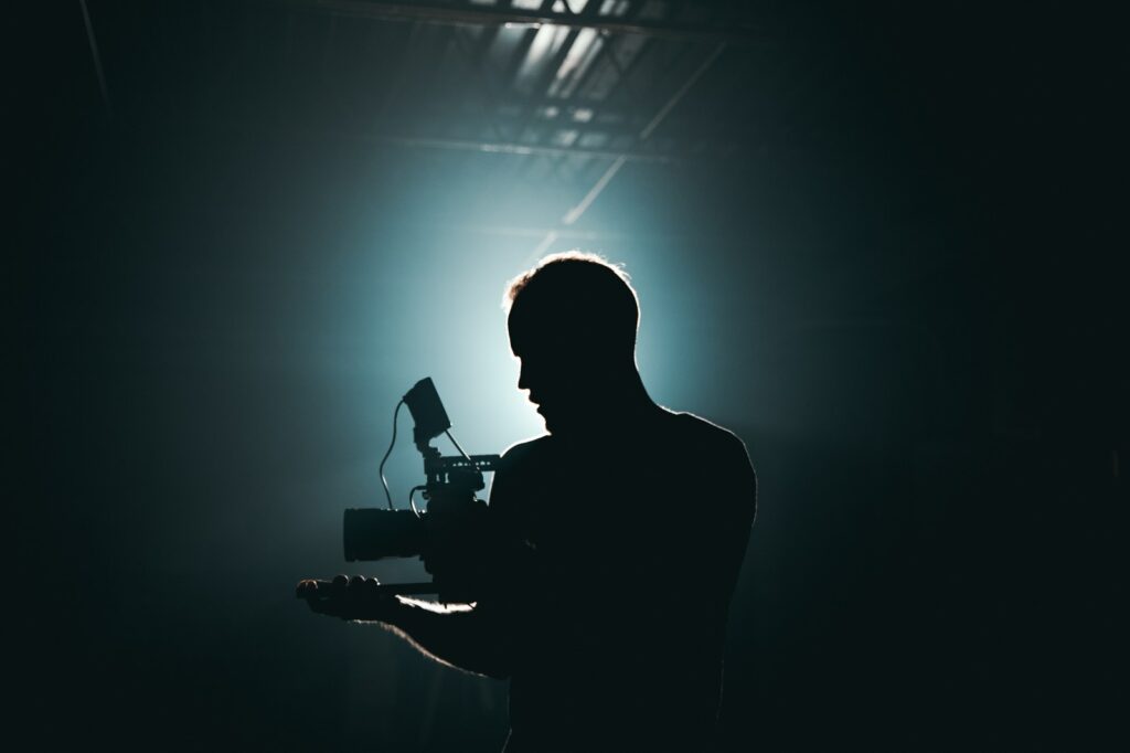 Silhouette di uomo in piedi davanti a un microfono