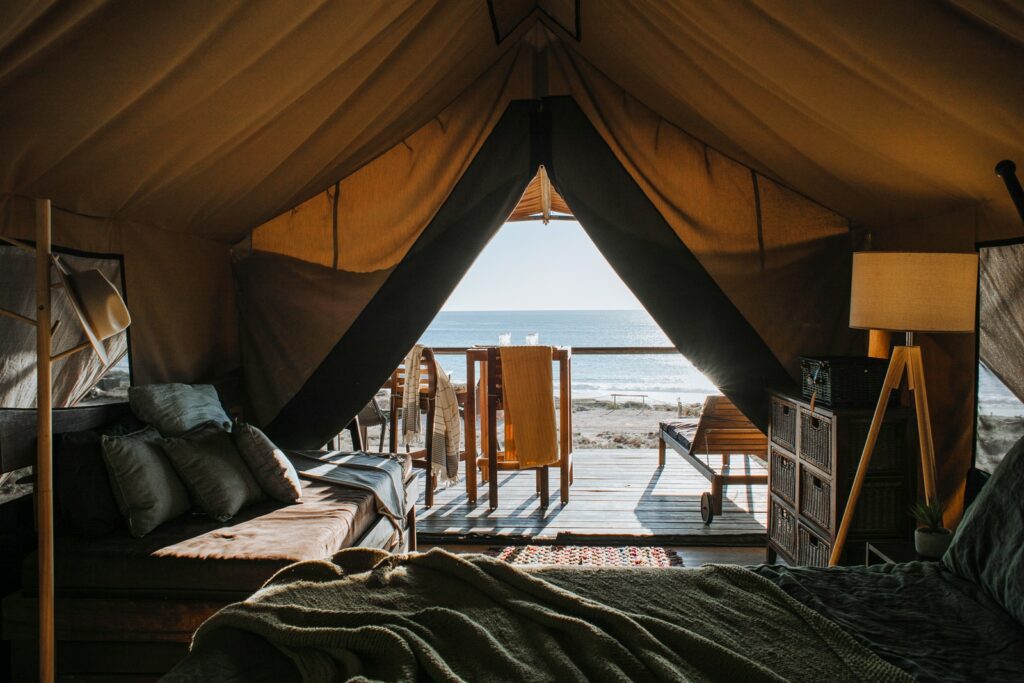Tenda aconchegante com cama e terraço na praia