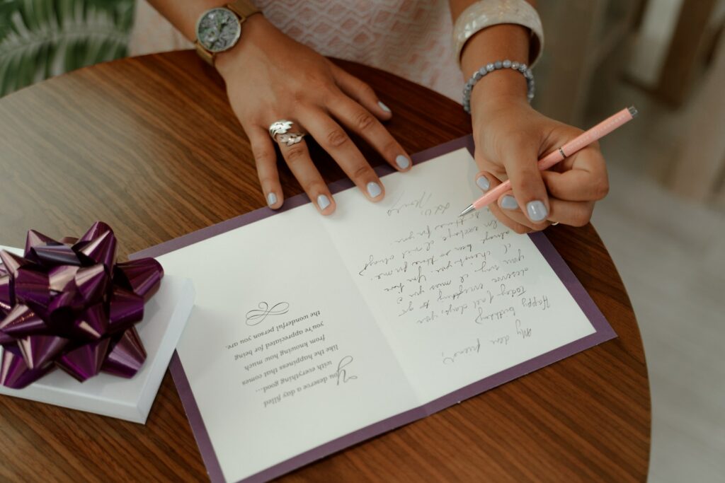 Persona que escribe en un Libro Blanco