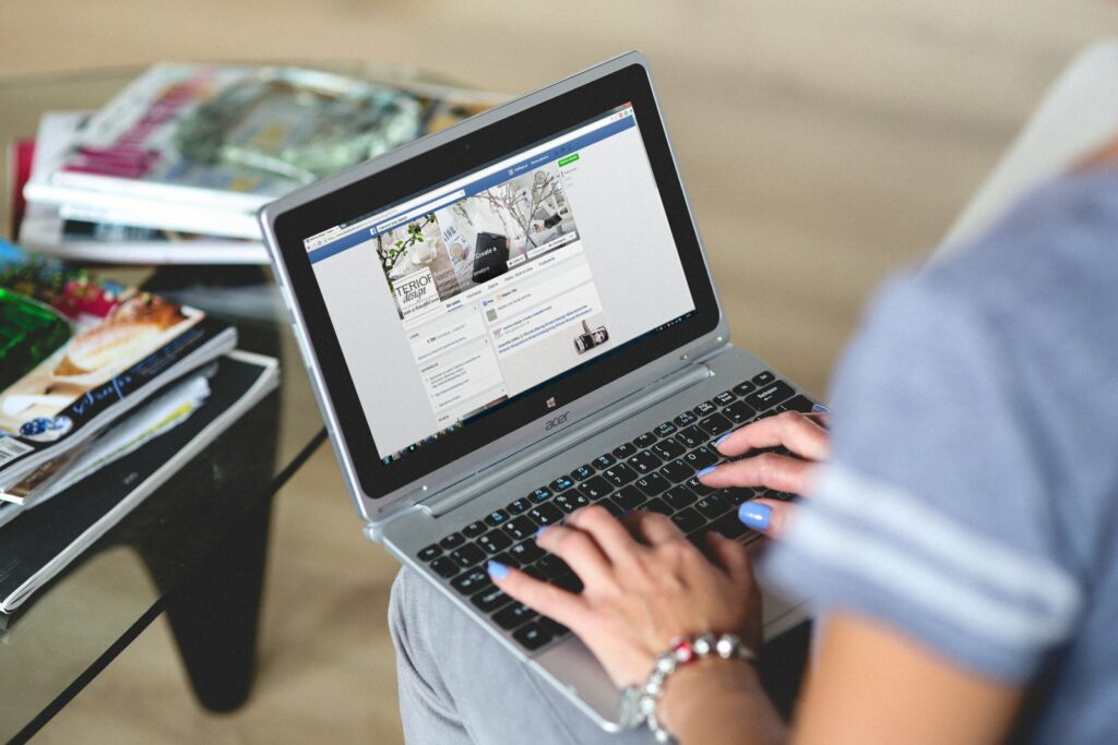 Femmes tapant sur l'ordinateur portable