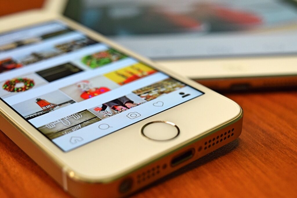 Iphone 5s de plata que muestra Instagram