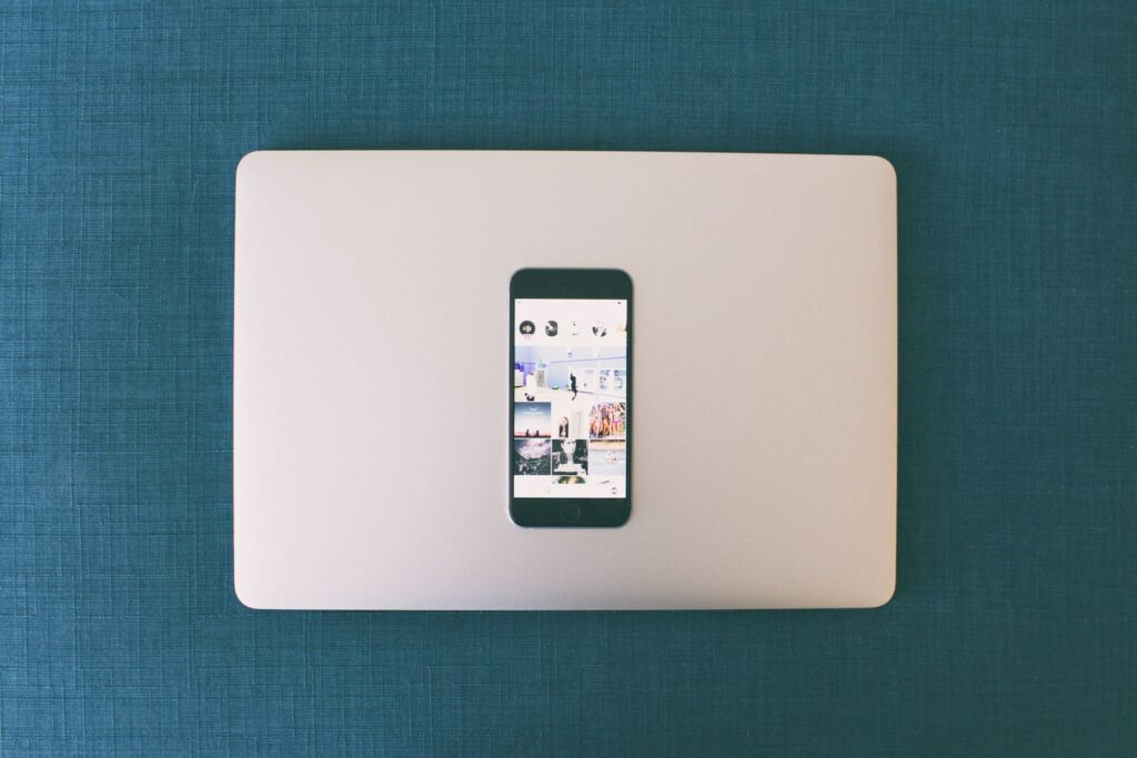 Macbook üzerinde Uzay Grisi Iphone 6