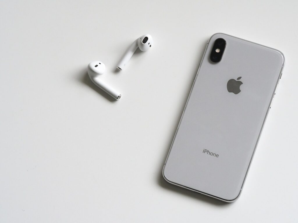 Iphone X prateado com Airpods