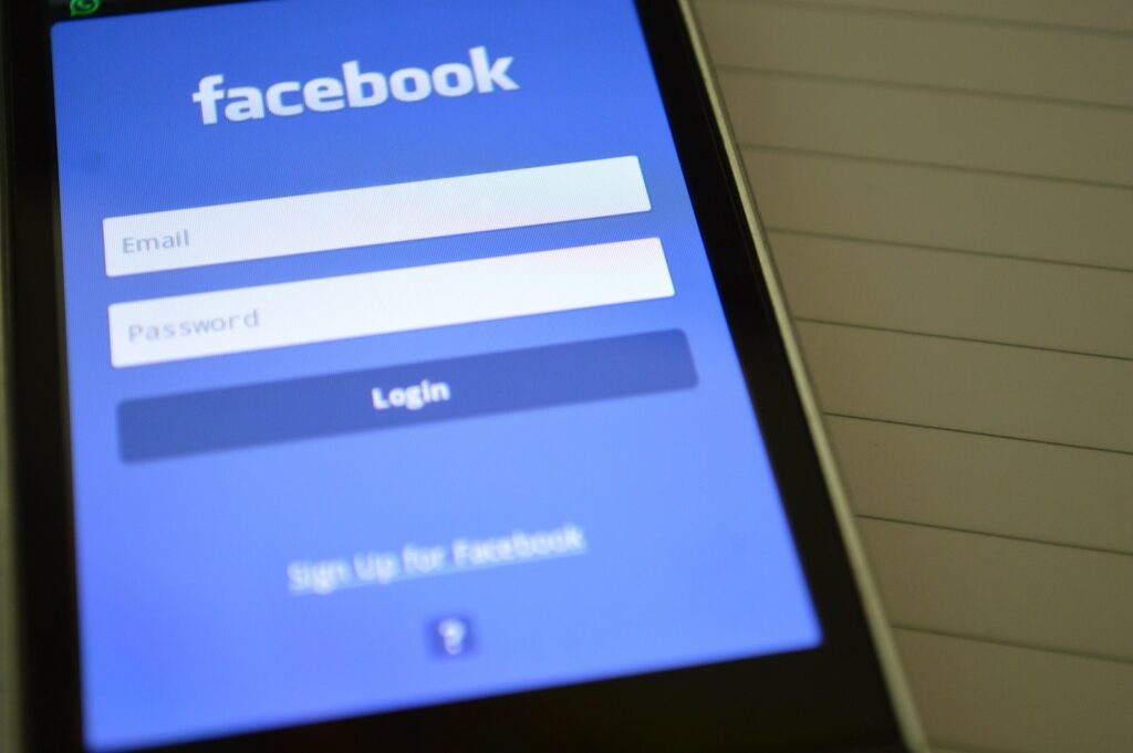 Smartphone affichant l'application Facebook