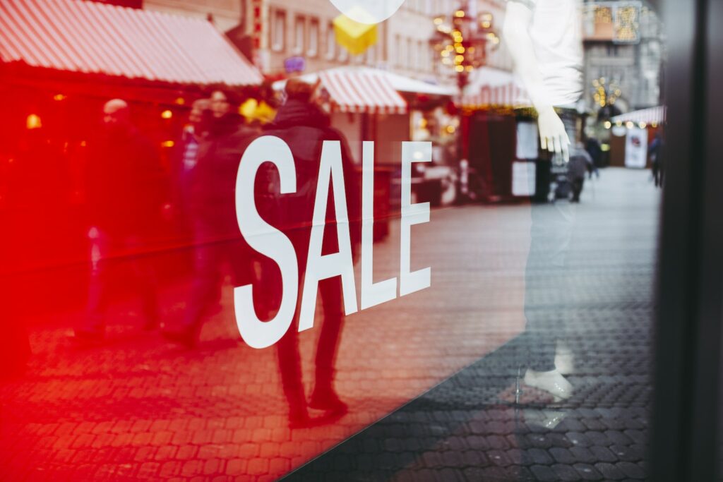 Menschenmenge auf der Straße in der Nähe eines Schaufensters